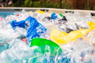 Çöp sorunu, plastik geri dönüşüm, kirlilik ve çevre kavramı - Su ortamında plastik çöp kirliliği.