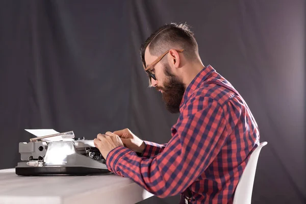 Mensen, Werelddag van schrijver en hipster concept - jonge stijlvolle journalist werken aan typemachine — Stockfoto