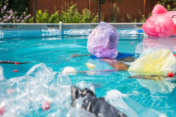 Ecologia, lixo plástico, emergência ambiental e poluição da água - homem desesperado com um saco de plástico sobre a cabeça em uma piscina suja — Fotografia de Stock