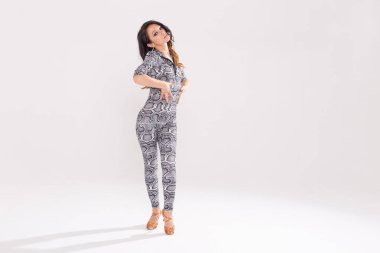 Latin dansı, doğaçlama, çağdaş ve moda dans konsepti - beyaz stüdyo arka planında dans eden genç ve güzel kadın