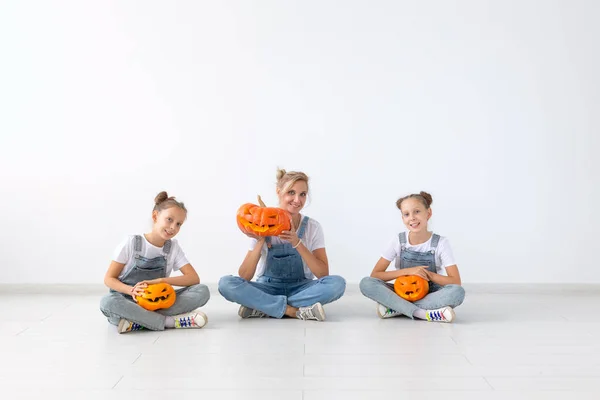 Šťastný Halloween a svátky-matka a její dcery s dýně. Šťastná rodina se připravuje na Halloween. — Stock fotografie
