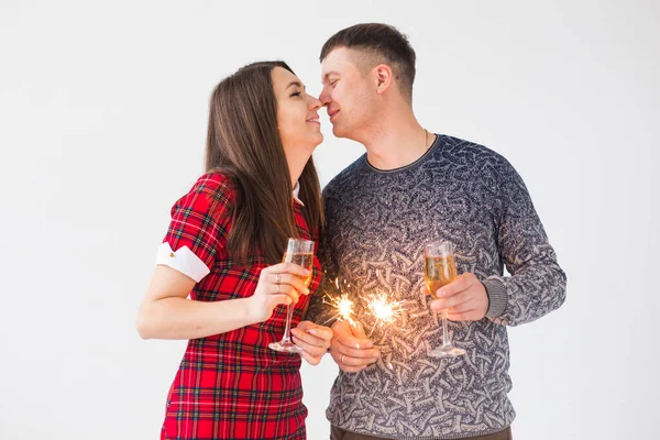 Αγαπημένο ζευγάρι που κρατάει σπίθες και ποτήρια σαμπάνιας. Πυροτέχνημα γιορτάζουν τη νύχτα ευτυχισμένο το νέο έτος — Φωτογραφία Αρχείου