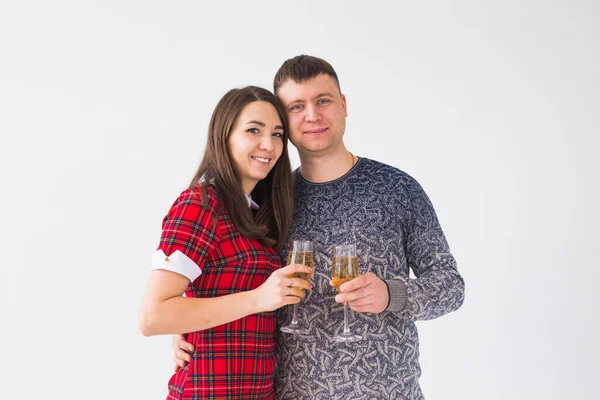 Amor casal segurando sparklers e taças de champanhe. Celebrar à noite feliz ano novo — Fotografia de Stock