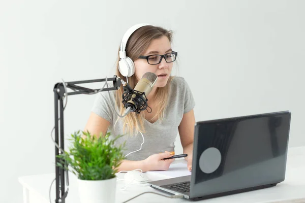 Rádio hostitel, stuhami a blogger-žena pracující jako rozhlasový hostitel na rádiové stanici sedící před mikrofonem — Stock fotografie