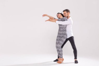 Sosyal dans, bachata, kizomba, zouk, tango kavramı - adam kopya alanı ile beyaz arka plan üzerinde dans ederken kadın hugs