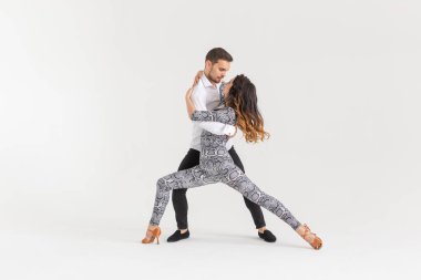 Sosyal dans, bachata, kizomba, zouk, tango kavramı - adam kopya alanı ile beyaz arka plan üzerinde dans ederken kadın hugs
