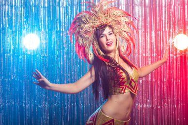 Karnaval, oryantal dans ve tatil konsepti - Altın kostüm giyen ve gülümseyen güzel kadın samba dansçısı