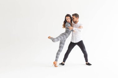 Tutkulu çift dans sosyal danse kizomba veya bachata veya semba veya taraxia beyaz arka plan üzerinde kopya alanı ile