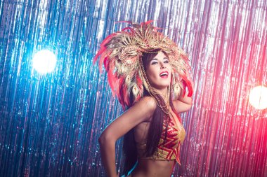 Karnaval, dansçı ve tatil konsepti - Kabare takım elbise güzellik esmer kadın ve doğal tüyler ve rhinestones ile başlık.