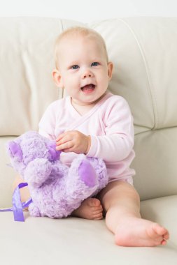 Çocuk, çocukluk ve çocuk kavramı - güzel gülümseyen bebek oturma