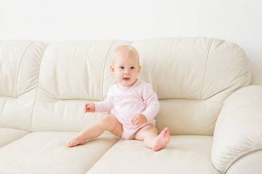 Çocuk, çocukluk ve çocuk kavramı - güzel gülümseyen bebek oturma