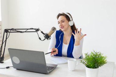Radyo, bloglama, yayın kavramı - kadın dj radyo üzerinde çalışıyor