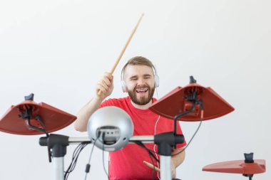 İnsanlar, müzik ve hobi kavramı - davulcu alt görünümü