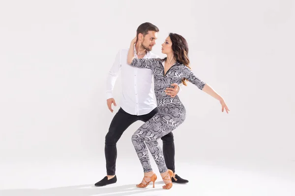 Namiętny para taniec społeczny Danse Kizomba lub Bachata lub semba lub taraxia na białym tle z kopią przestrzeni — Zdjęcie stockowe