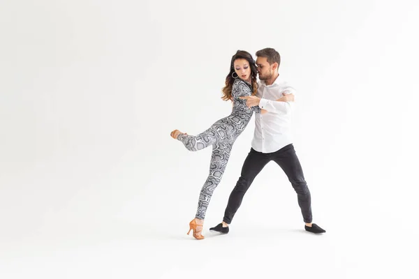 Passionerad par dansar social Danse Kizomba eller Bachata eller Semba eller taraxia på vit bakgrund med kopia utrymme — Stockfoto