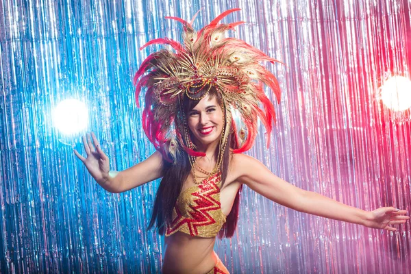 Καρναβάλι, χορός της κοιλιάς και την ιδέα των διακοπών-όμορφη γυναίκα χορεύτρια Σάμπα φορώντας χρυσό κοστούμι και χαμογελαστή — Φωτογραφία Αρχείου