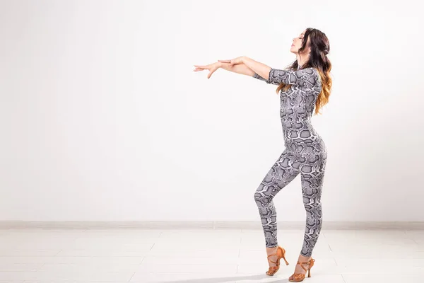 Dança latina, strip dance, contemporânea e conceito senhora bachata - Mulher dançando improvisação e movendo seu cabelo longo em um fundo branco com copyspace — Fotografia de Stock