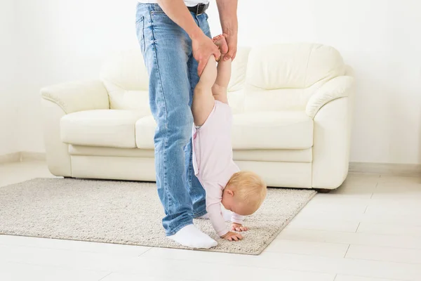 Familie, Elternschaft und Vaterschaftskonzept - glücklicher Vater beim Spielen mit kleinen Mädchen zu Hause — Stockfoto
