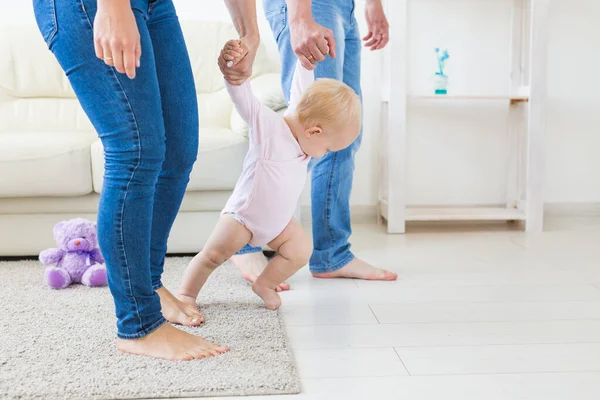 Conceito de família, filhos e paternidade - Pais ensinando a menina a andar — Fotografia de Stock