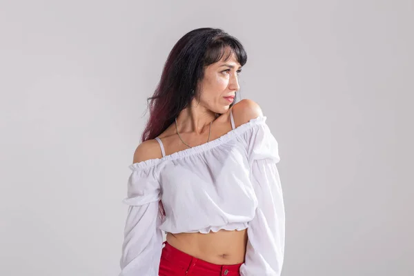 Danza latina, improvisación, concepto de danza contemporánea y de moda - joven hermosa mujer bailando sobre fondo de estudio blanco —  Fotos de Stock