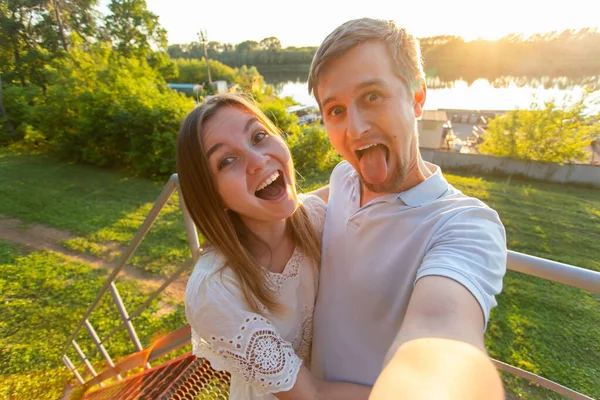 Schöner Mann und junge Frau, die Spaß haben, Zeit miteinander zu verbringen und Selfie zu machen — Stockfoto