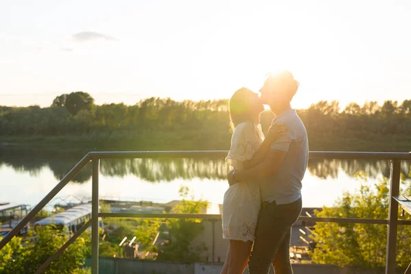 멋진 젊은 부부는 자연과 백라이트의 일몰에 자연 야외 레저 활동 라이프 스타일과 함께 포옹하고 인생을 즐길 수. — 스톡 사진