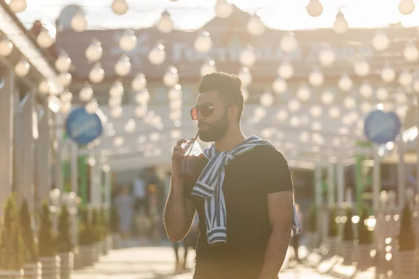 Retrato de un joven y elegante árabe hipster macho con jugo. Vacaciones urbanas en el concepto de fin de semana . — Foto de Stock