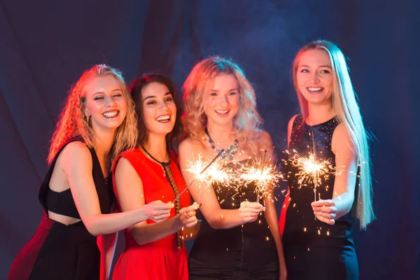 Festa di compleanno, nuovo concetto di anno e vacanze - Gruppo di amiche che celebrano la tenuta scintille — Foto Stock