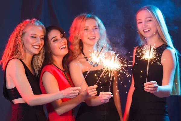 Birthday party, new year and holidays concept - Group of female friends celebrating holding sparklers — Stock Photo, Image