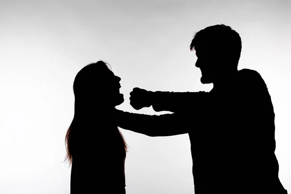 Agresszió és visszaélés koncepció-férfi és a nő kifejezi a családon belüli erőszak Studio Silhouette izolált fehér háttér. — Stock Fotó