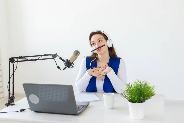 Concepto de anfitrión de radio - Retrato de mujer presentadora de radio con auriculares — Foto de Stock