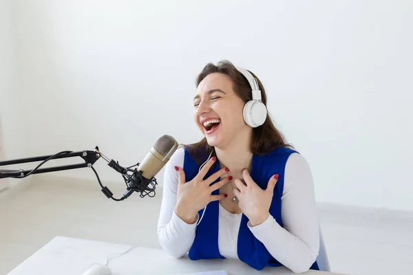 Podcasting, music and radio concept - woman speaking on the radio, working as a presenter — Stock Photo, Image