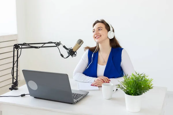 Radio host concept - Portrait of woman radio presenter with headphones — Stock Photo, Image