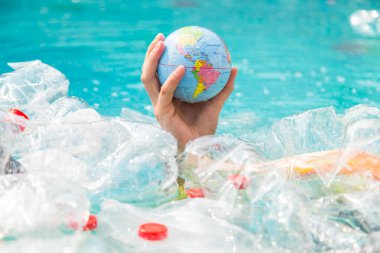 Ufa, Rusya - 25 Temmuz 2019 : Çöp sorunu, plastik geri dönüşüm, kirlilik ve çevre kavramı - Su ortamında plastik çöp kirliliği, Dünya küre çöp içinde yüzen