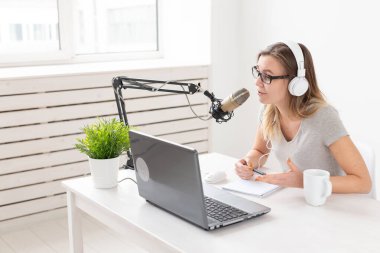 Radyo, bloglama, podcasting kavramı - genç kadın radyoda dj olarak çalışıyor.