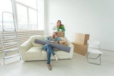 Yer değiştirme, gayrimenkul ve hareketli kavramı - onların yeni evine taşıdıktan genç çift