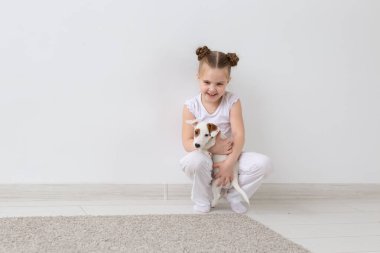 Köpek, Evcil hayvan ve hayvan kavramı - Jack Russell Terrier köpek yavrusu ile oturan küçük çocuk kız