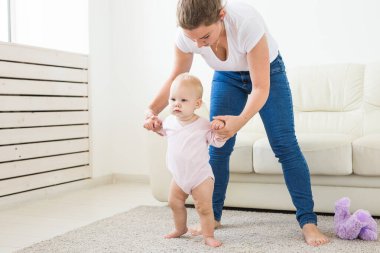 anne yardımı ile küçük bebek kız ilk adımlar