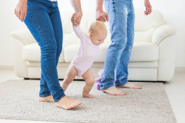 İlk adımlar. Yürümeyi öğrenme küçük bebek kız.