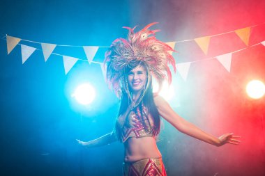 Tatiller, parti, dans ve gece hayatı konsepti. Karnaval gecesi için giyinmiş güzel bir kadın.