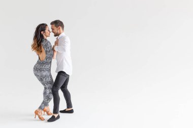 Kopya alanı ile beyaz arka plan üzerinde genç aşk çift dans sosyal danse kizomba veya bachata