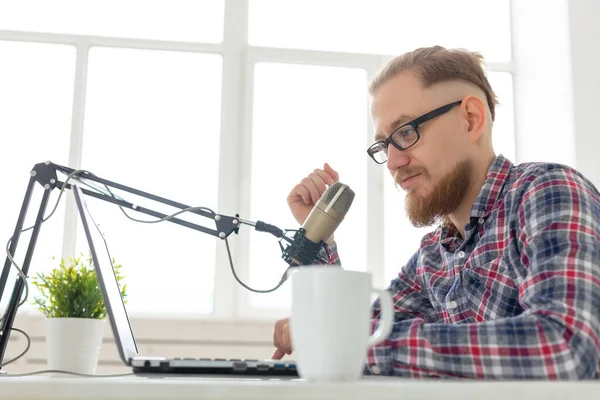 Concepto de bloguero, streamer y gente - Divertido joven DJ trabajando en la radio — Foto de Stock