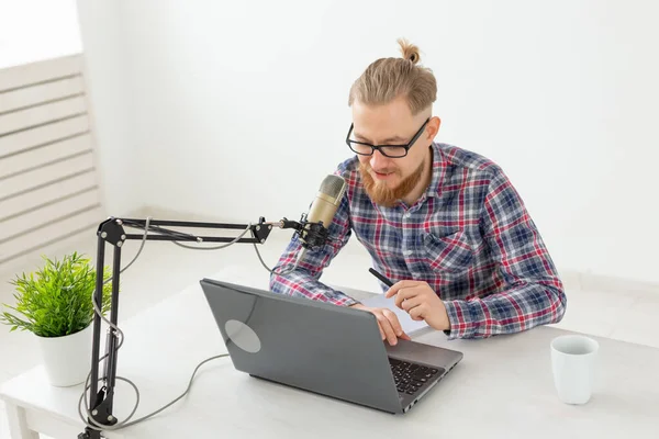 Blogger, streamer et concept de diffusion - jeune homme DJ travaillant à la radio . — Photo