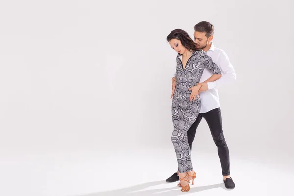 Jong stel dansen Latin Dance Bachata, Merengue, salsa, Kizomba. Twee elegantie pose over witte achtergrond met Kopieer ruimte — Stockfoto