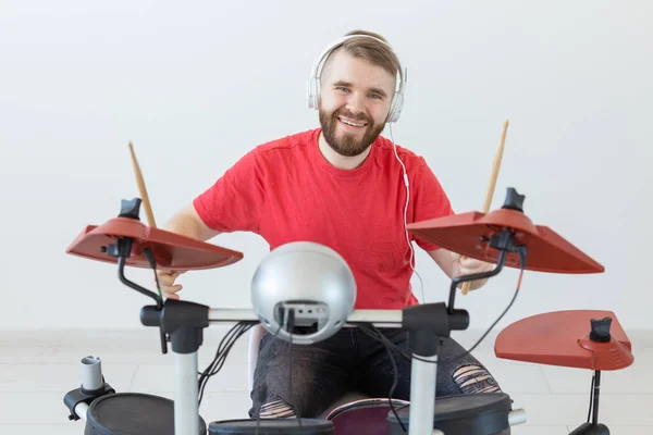 La música, la gente y el concepto de hobby - baterista hombre tocando el tambor y se ve como muy emocional — Foto de Stock