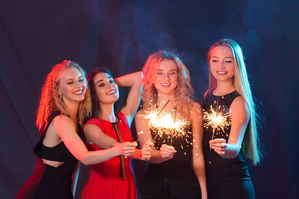 Festa de aniversário, conceito de ano novo e feriados - Grupo de amigas celebrando segurando sparklers — Fotografia de Stock