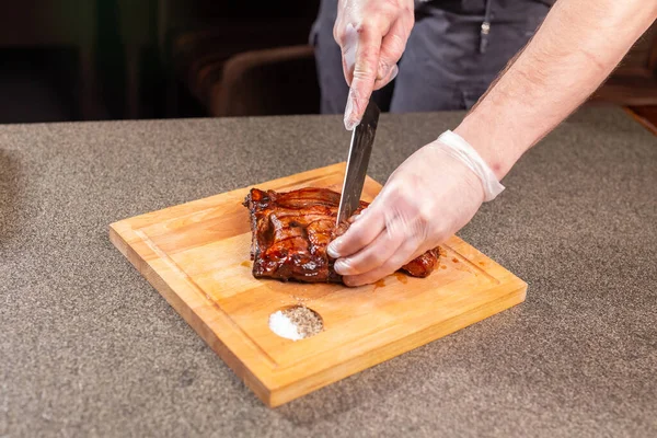 おいしい食べ物とクラフトのコンセプト - 肉のグリル ステーキの提供 — ストック写真