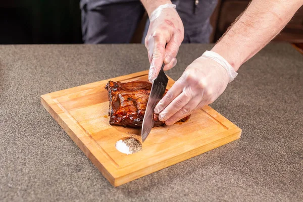 おいしい食べ物、工芸コンセプト - 馬ステーキを切る男 — ストック写真