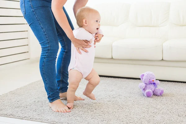 最初の手順を実行します。歩くことを学んで小さな女の赤ちゃん. — ストック写真