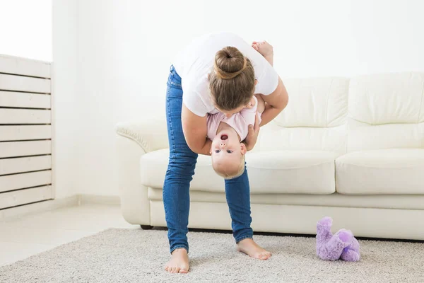 Childhood, family and motherhood concept - Mother with sweet baby girl — Stock Photo, Image